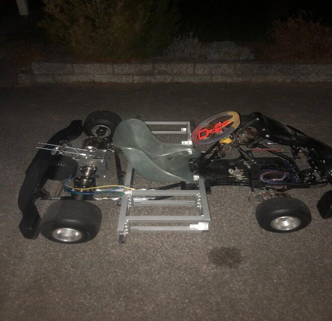 Das Kart mitten im Aufbau mit dem Aluminium-Akkurahmen, ohne Verkleidung