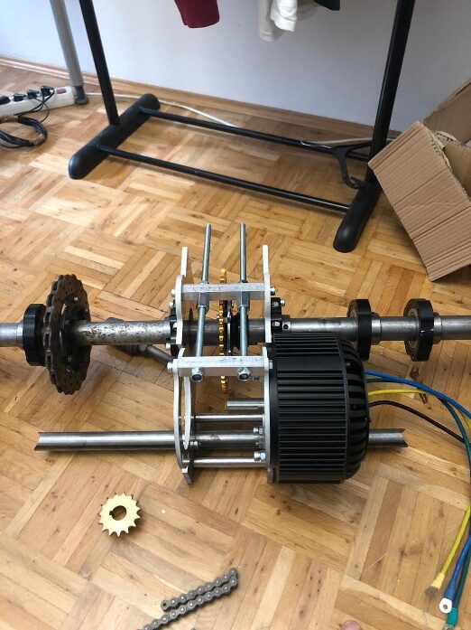 BLDC-Motor, Hinterachse und Kettenantrieb während der Montage