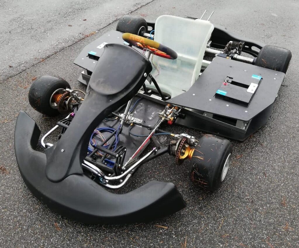 Das fertige Elektro-Gokart auf dem Asphalt